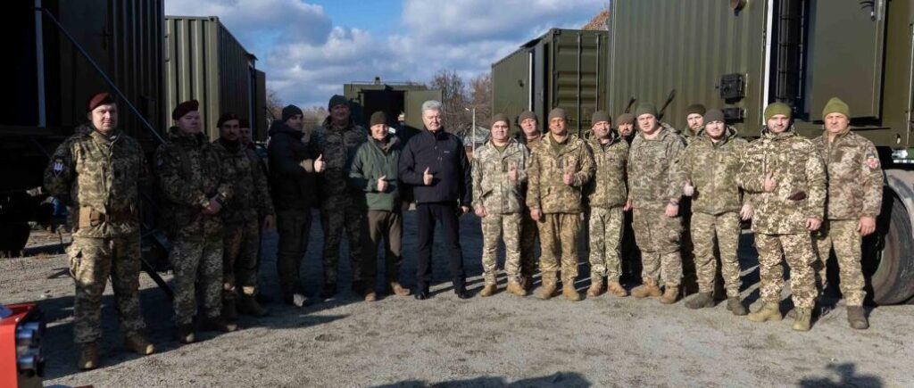 “Завітали в гості до десантників”: Порошенко передав п’яти підрозділам ДШВ партію дронів та техніки