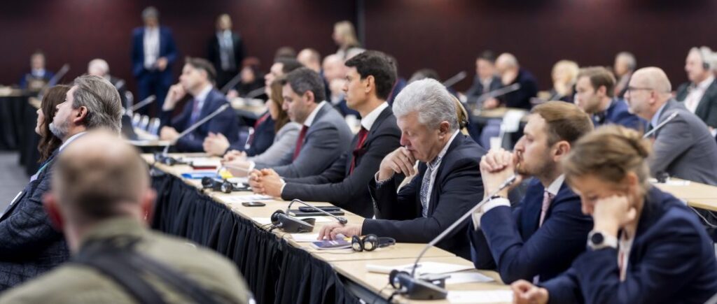 Порошенко у Монреалі домігся відповіді, чи збиватиме НАТО російські ракети і дрони