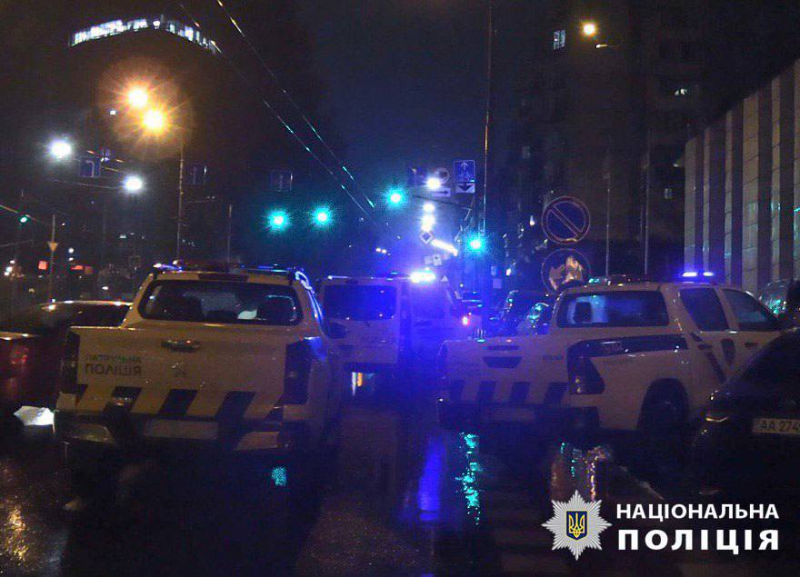 У Києві в готелі застрелили чоловіка та поранили ще двох, стрілець втік: подробиці, фото та відео