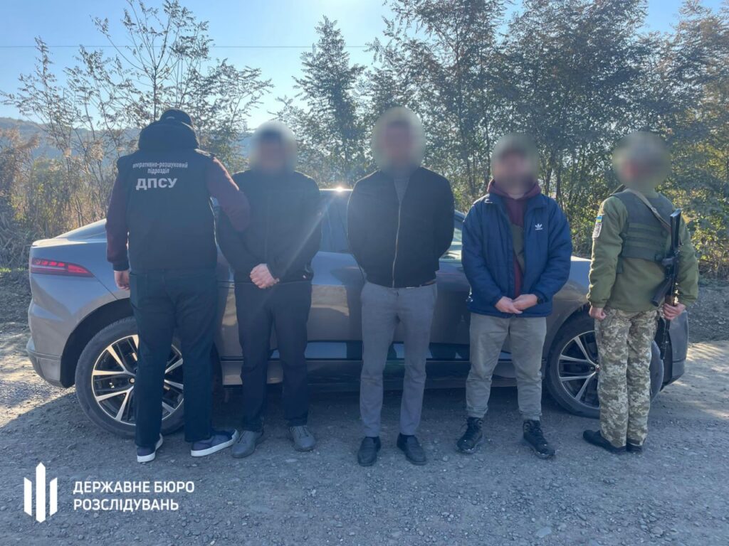 На Буковині затримали правоохоронця та ще двох чоловіків, які намагались незаконно залишити Україну