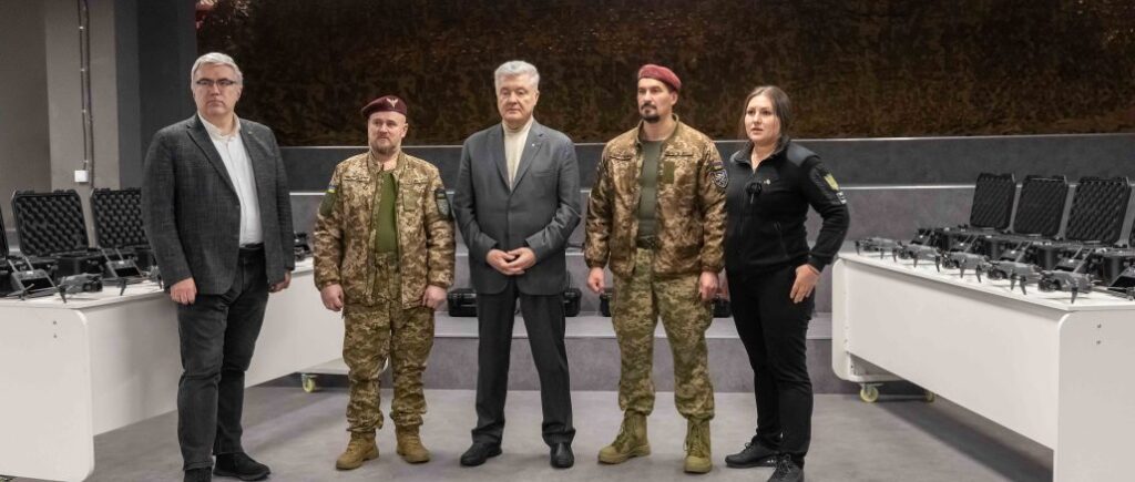 Працюємо як “швидка допомога”: Порошенко терміново відправив партію нічних “Мавіків” бійцям 80-ї ОДШБр