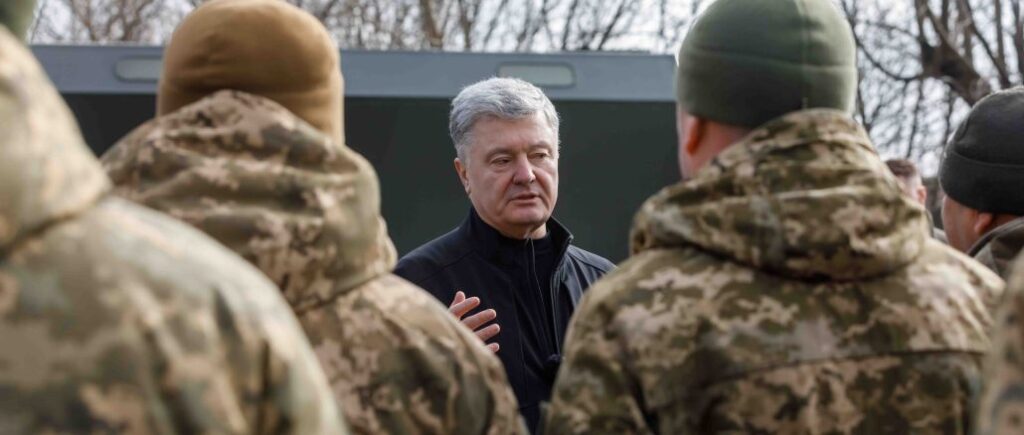 Треба терміново стабілізувати ситуацію на фронті – Порошенко