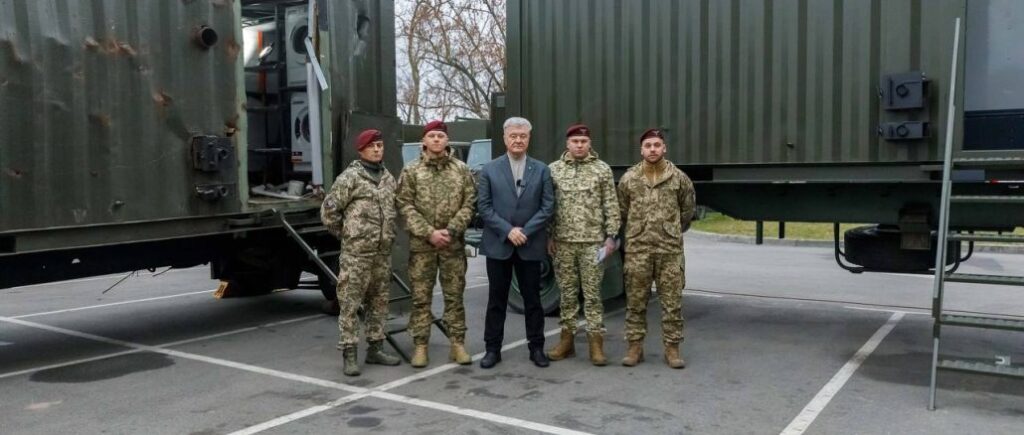 Порошенко передав десантникам прально-душовий комплекс замість знищеного росіянами