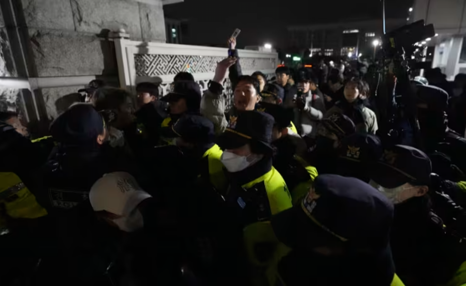 Сутички біля парламенту та військова техніка на вулицях: що відбувається у Південній Кореї