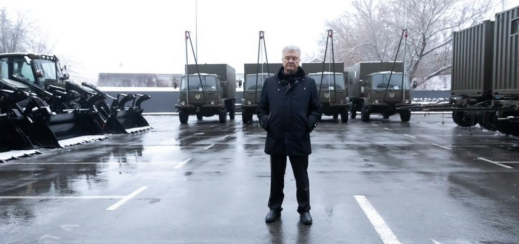 Після повернення з Вашингтона Порошенко везе черговий вантаж допомоги на фронт