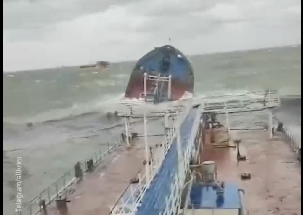 У Чорному морі тонуть два російські танкери з мазутом