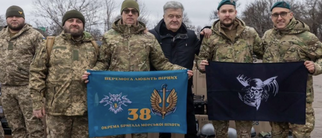 Пока критиканы от власти празднуют, мы делаем их работу: Порошенко с фронта напомнил, чего не хватает в армии