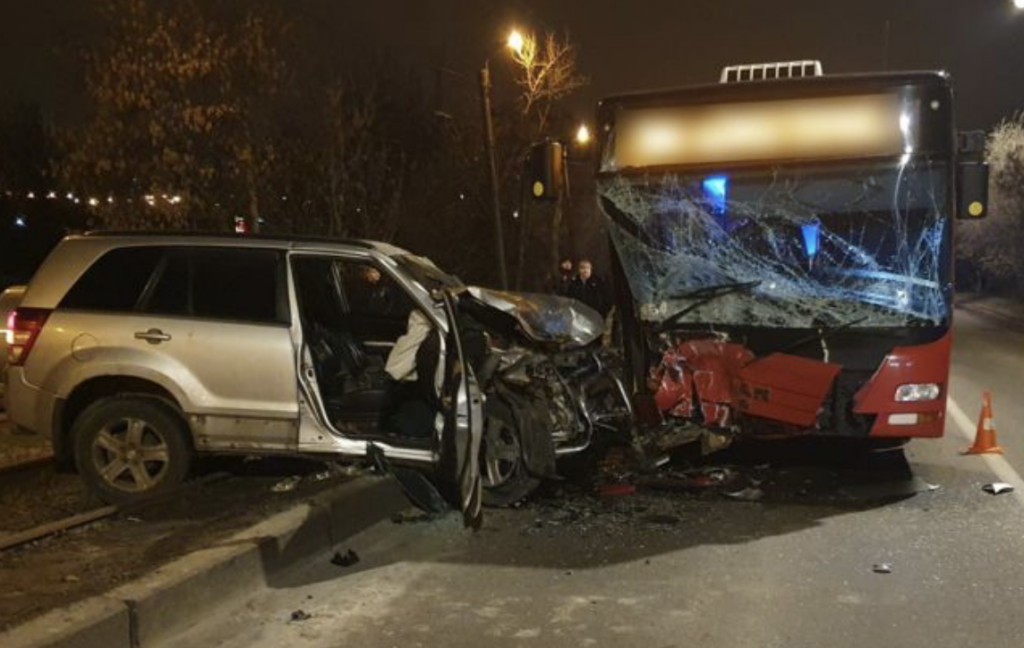 У Харкові позашляховик влетів у автобус, багато постраждалих