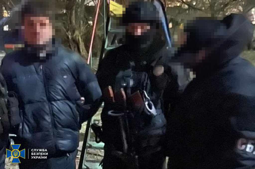 Підпалювали автівки ЗСУ та об’єкти “Укрзалізниці”: на Київщині та Волині затримали групу російських агентів