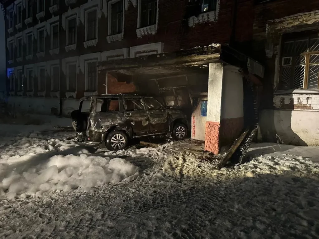 Росіянин в’їхав у будівлю військкомату і підпалив автівку