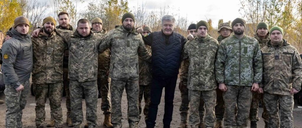 Порошенко: запровадження уповноважених із закупівель без повернення ПДФО бригадам – це знущання з армії