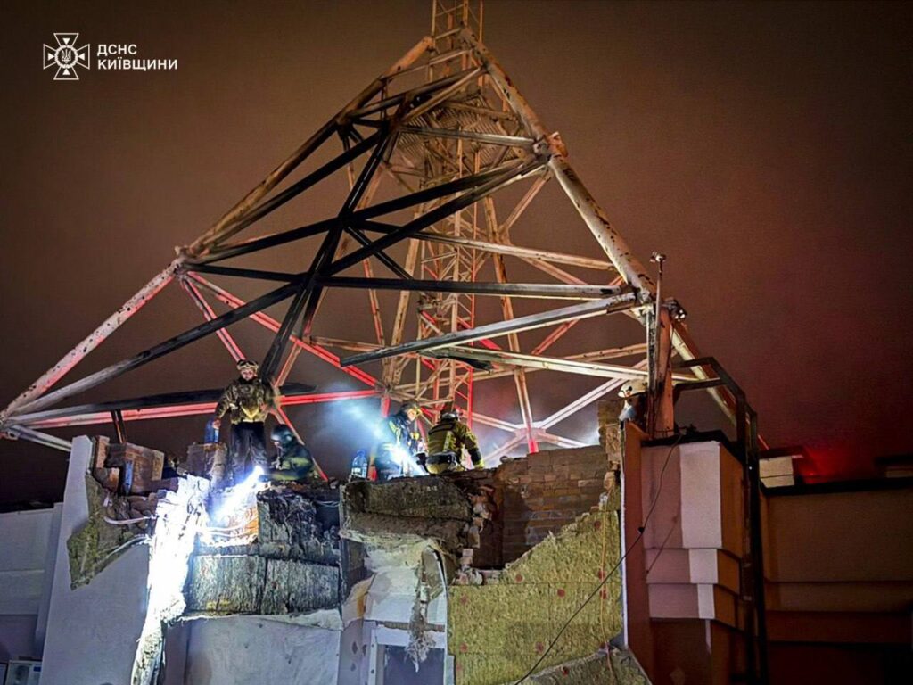 У Броварах через російську атаку горів дах багатоповерхівки