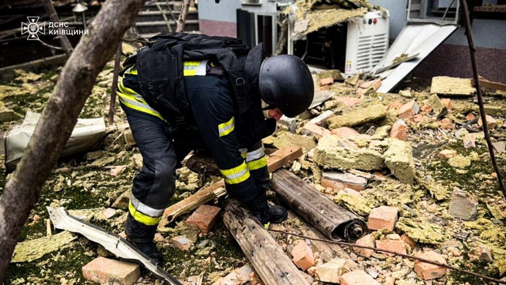 На Київщині через російську ракетну атаку частково зруйнований будинок
