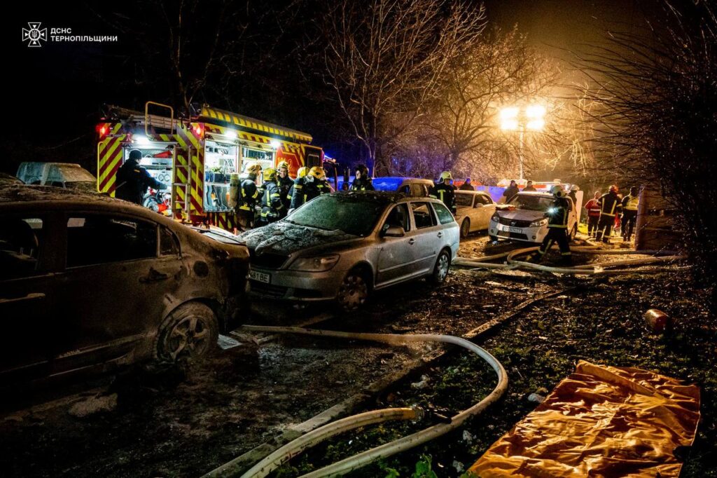Росіяни вночі обстріляли багатоповерхівку у Тернополі, є загиблий та поранені