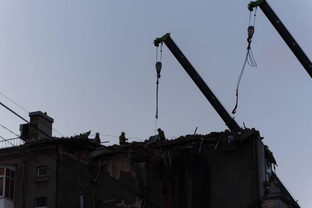 У Києві обвалилися сходи у будинку, який постраждав від уламків дрона