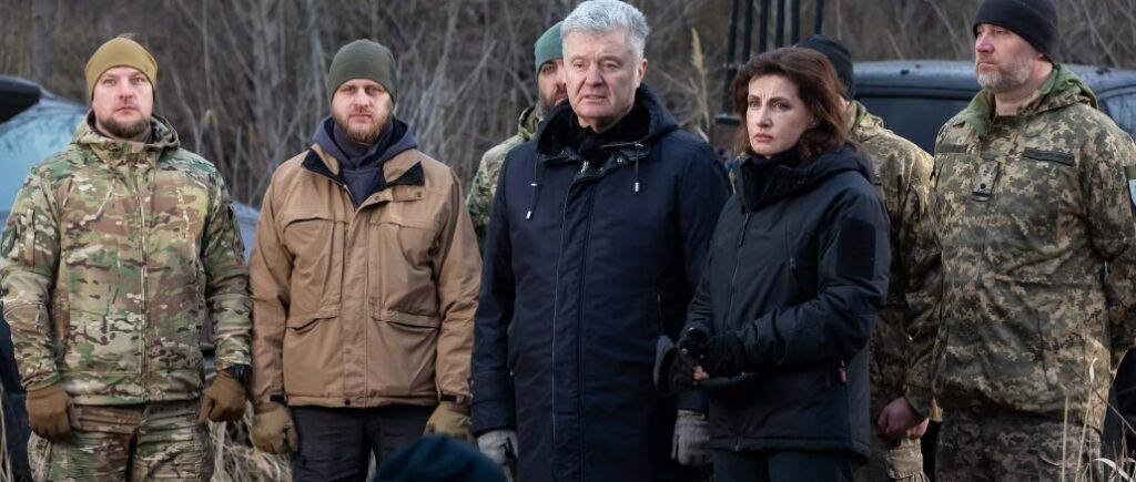 Петр и Марина Порошенко вместе с военными собратьями поздравили украинцев с Новым годом