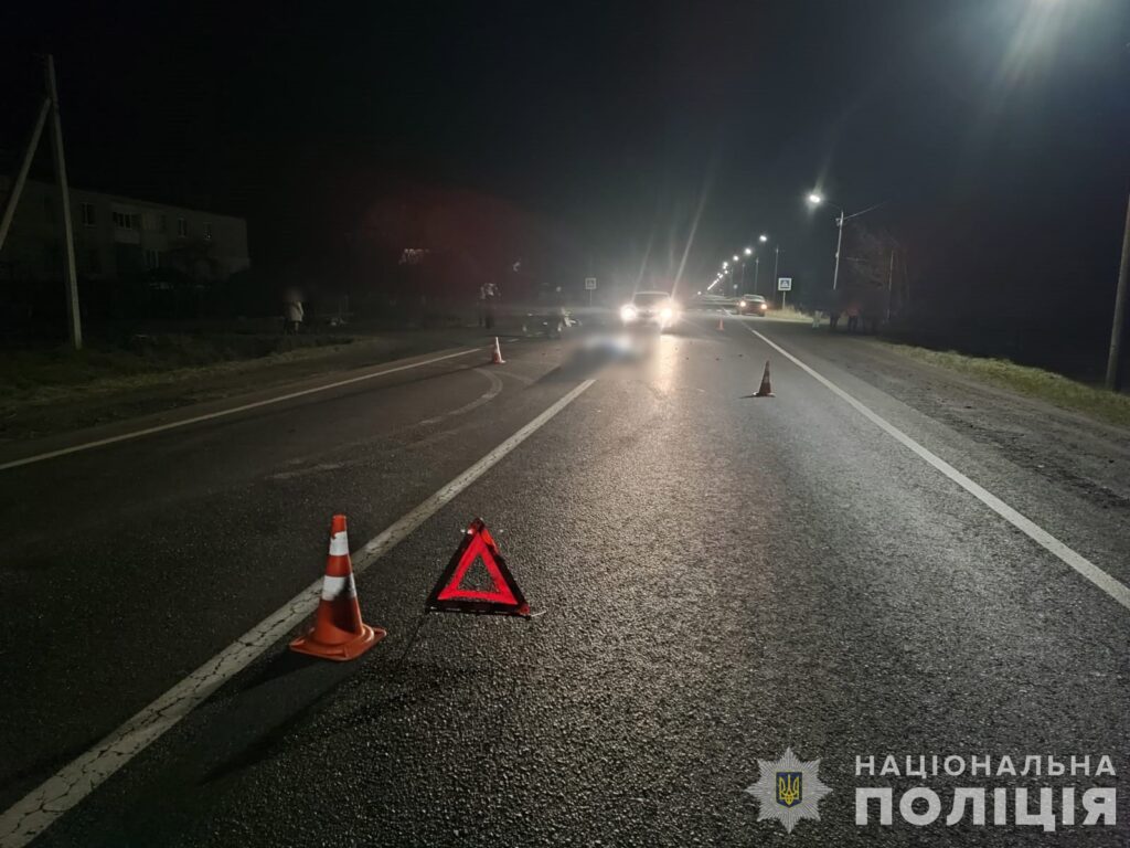 Лежала на проїжджій частині: на Волині авто наїхало на жінку