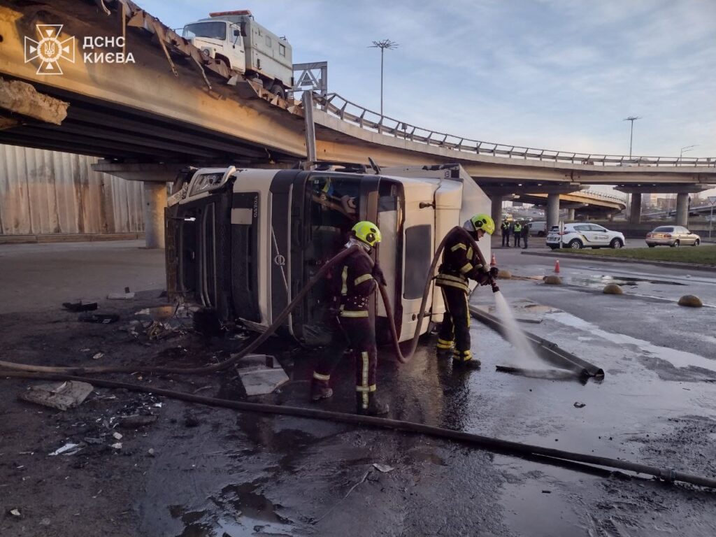 У Києві вантажівка впала з мосту: водію стало зле