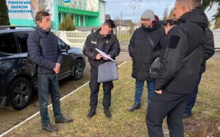 На Рівненщині посадовець за хабар дозволив вирубати майже 800 сосен “на Новий рік”