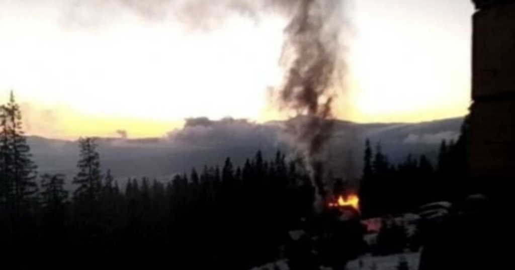 На відомому закарпатському гірськолижному курорті горить готель