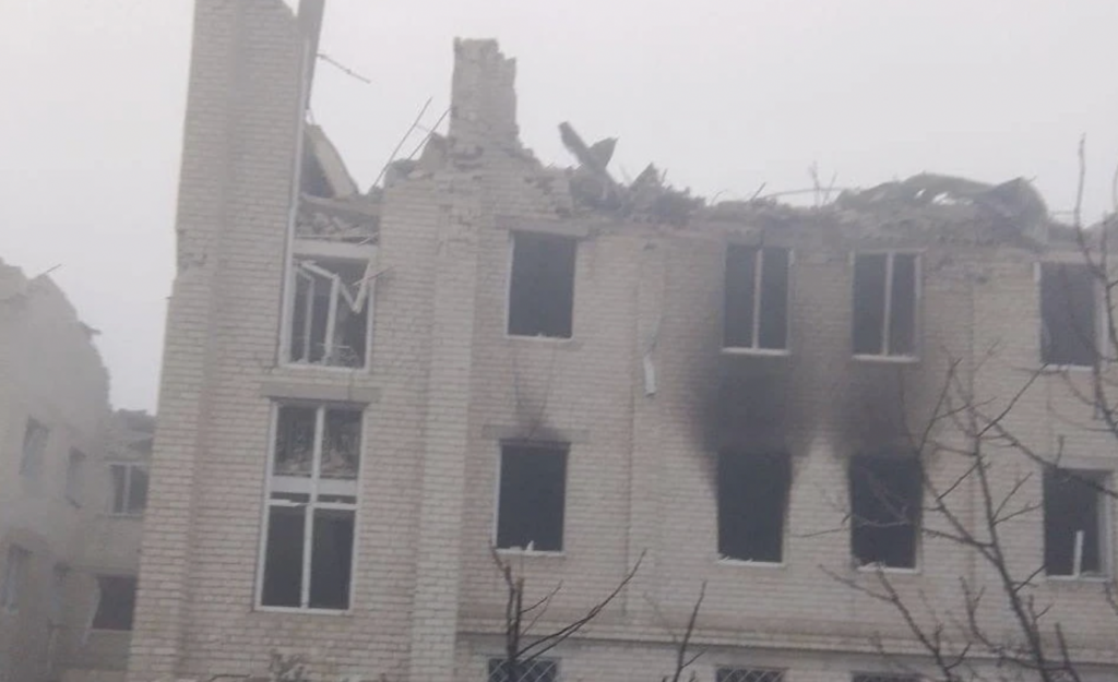 Росіяни скинули шість авіабомб на лікарню у Бериславі: є постраждалі