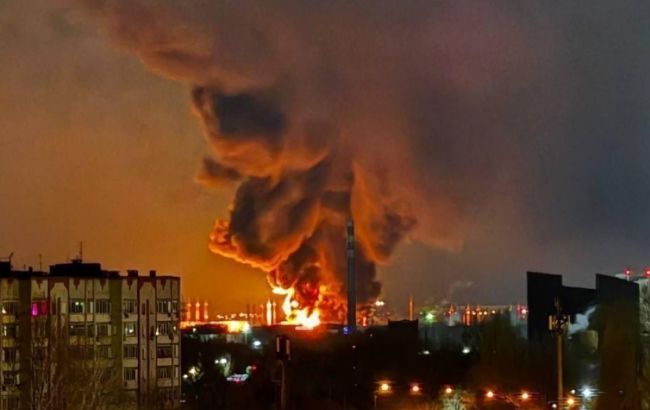 Нафтобаза в Енгельсі продовжує палати: влада оголосила надзвичайний стан, є загиблі