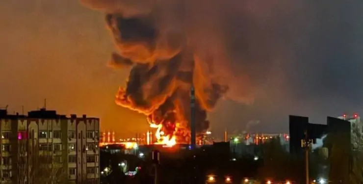 У Енгельсі прогриміла серія вибухів: здійнялась пожежа на нафтобазі