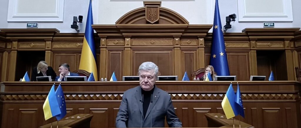 Деньги критически нужны для фронта: Порошенко жестко раскритиковал выделение 5 млрд на «тысячу для всех»