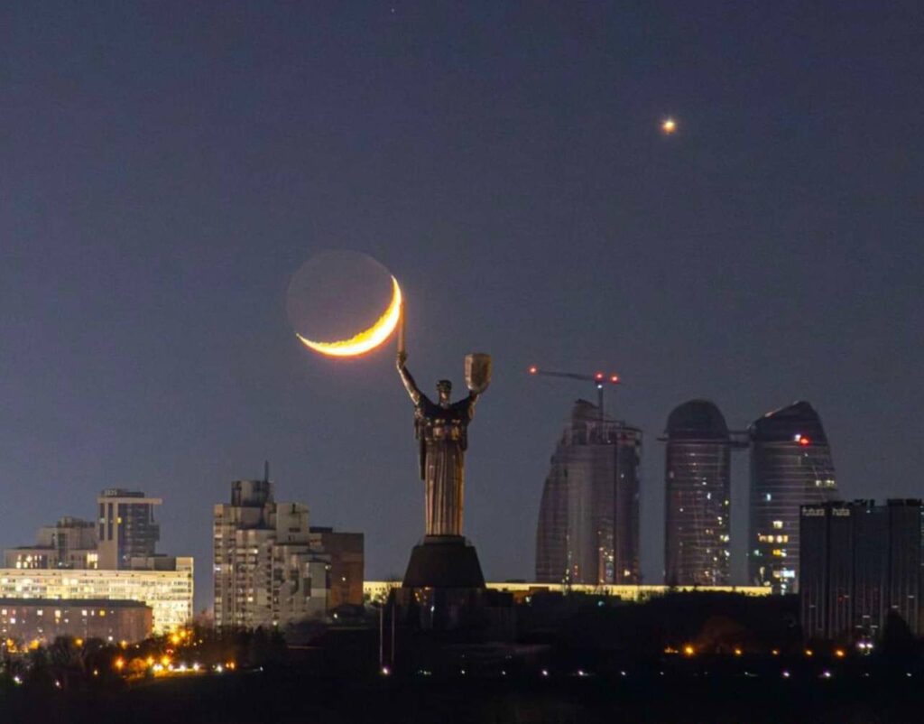 У небі над Києвом бачили “поцілунок Венери та Місяця”