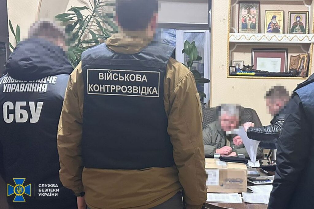 Купил дом, квартиры и 4 новеньких БМВ: СБУ задержала главного психиатра ВСУ