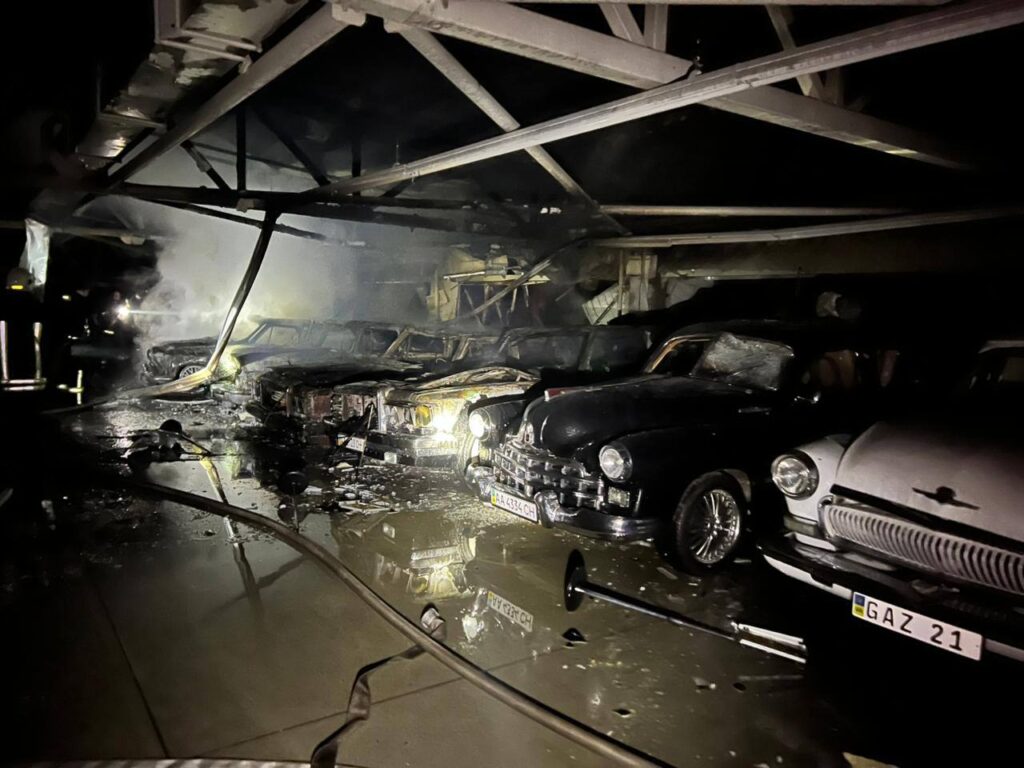 На Київщині через уламки дронів горів музей ретро-автомобілів