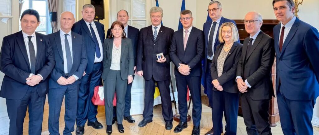 Порошенко в Париже обсудил с членами французского Сената санкции против России