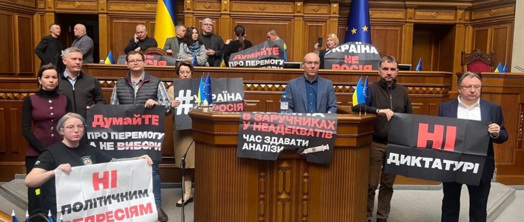 “Євросолідарність” заблокувала трибуну у Раді: диктатури в Україні не буде