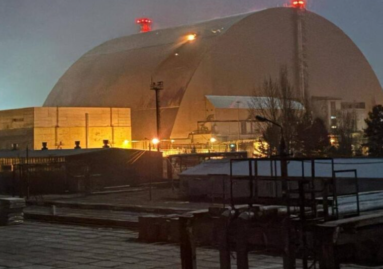 Росіяни вдарили дроном по укриттю Чорнобильської АЕС: чи є радіаційна загроза