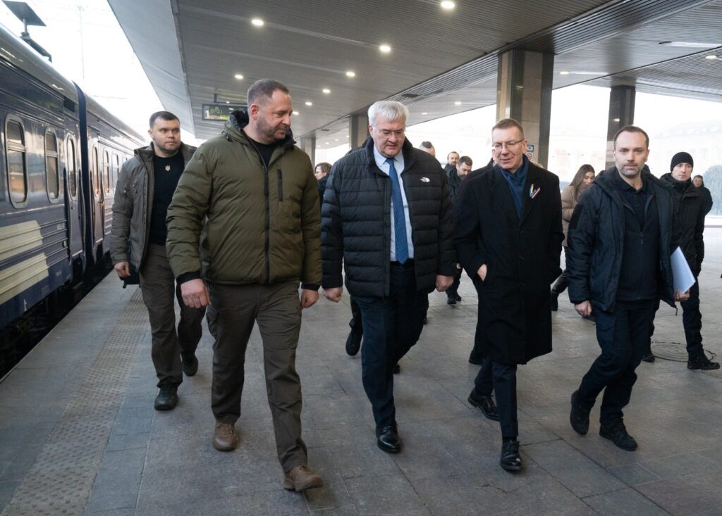 Світові лідери зібралися в Києві на третю річницю російського вторгнення: хто прибув до України
