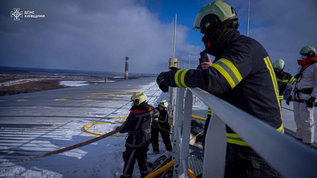 Наслідки російського удару по ЧАЕС: рятувальники розкриють конструкцію укриття для ліквідації осередку тління