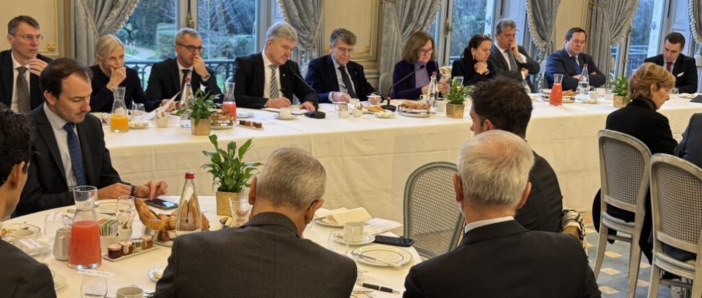 Порошенко о выборах во время войны: разрушают внутреннее единство и выгодны только Путину