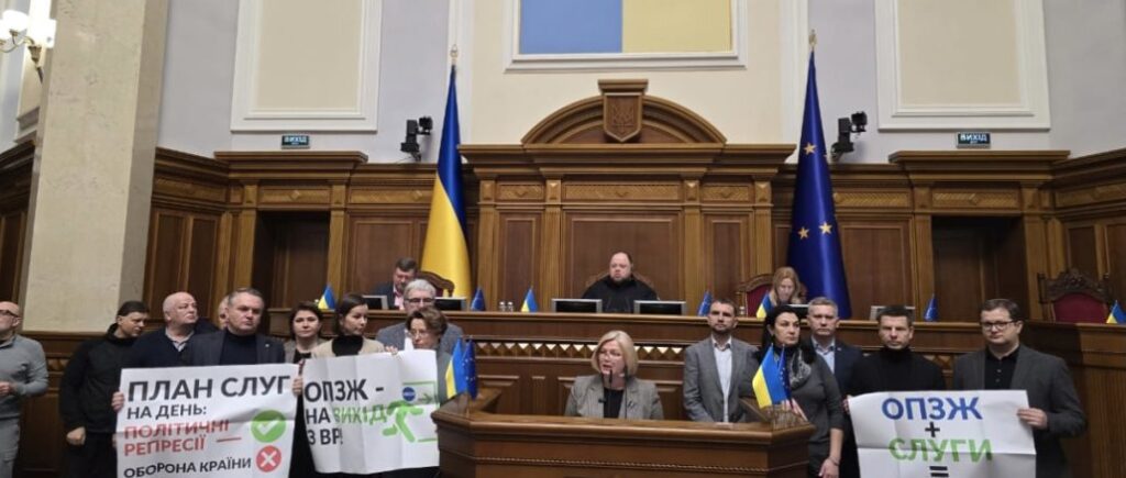 Замість того, щоб займатися фронтом, влада оголосила війну децентралізації, військовим і Порошенку – Геращенко