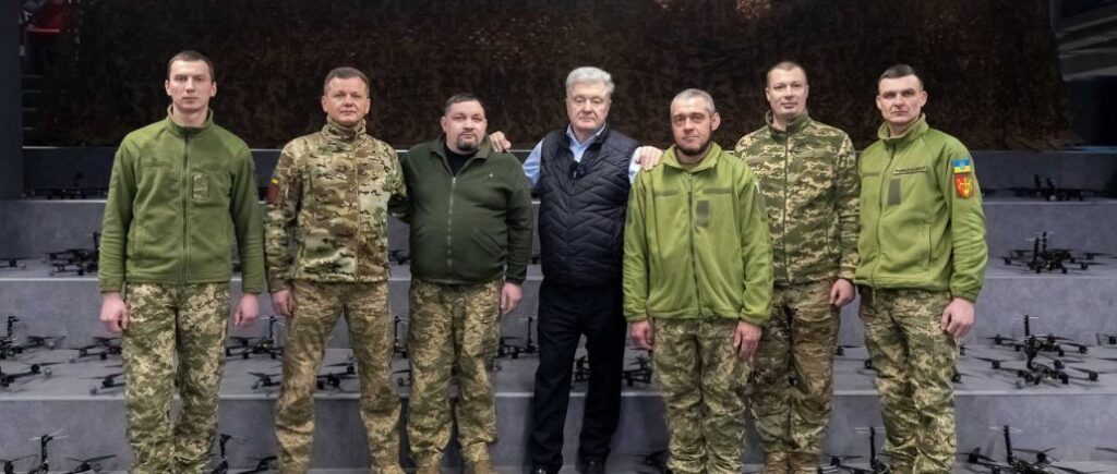 Порошенко передав півтисячі FPV-дронів “Дикі шершні” зенітникам, які закривають наше небо