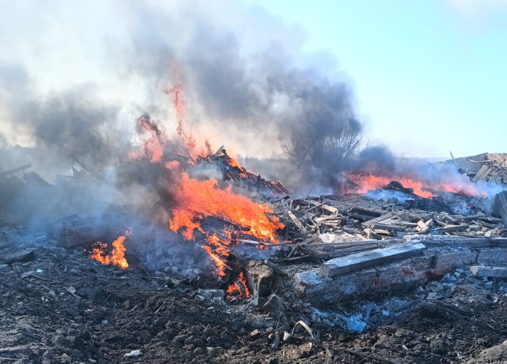 На Харківщині ворожі війська скинули авіабомбу на село: є постраждалі та руйнування