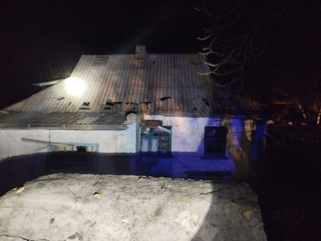 На Кіровоградщині через падіння уламків дрона пошкоджені приватні будинки і ЛЕП