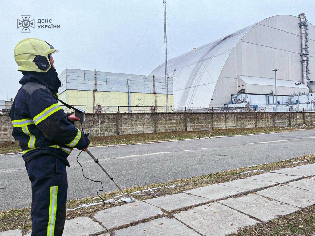 Російський удар по Чорнобильській АЕС: екстрені служби розбирають захисне покриття