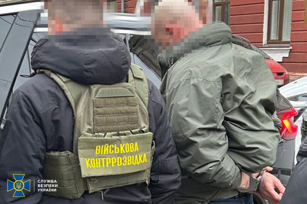 Служба безпеки затримала трьох чоловіків, які за гроші “списували” військових зі служби