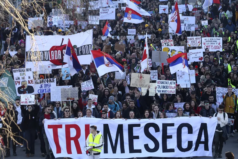У Сербії десятки тисяч протестувальників блокують мости: у чому причина