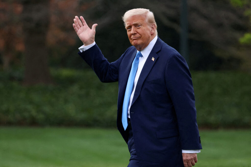 Трамп готує “агресивний” план постачання зброї Україні: що в нього входитиме