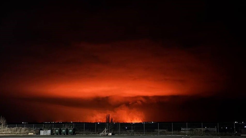 Powerful explosions heard in Mariupol: a large-scale fire broke out