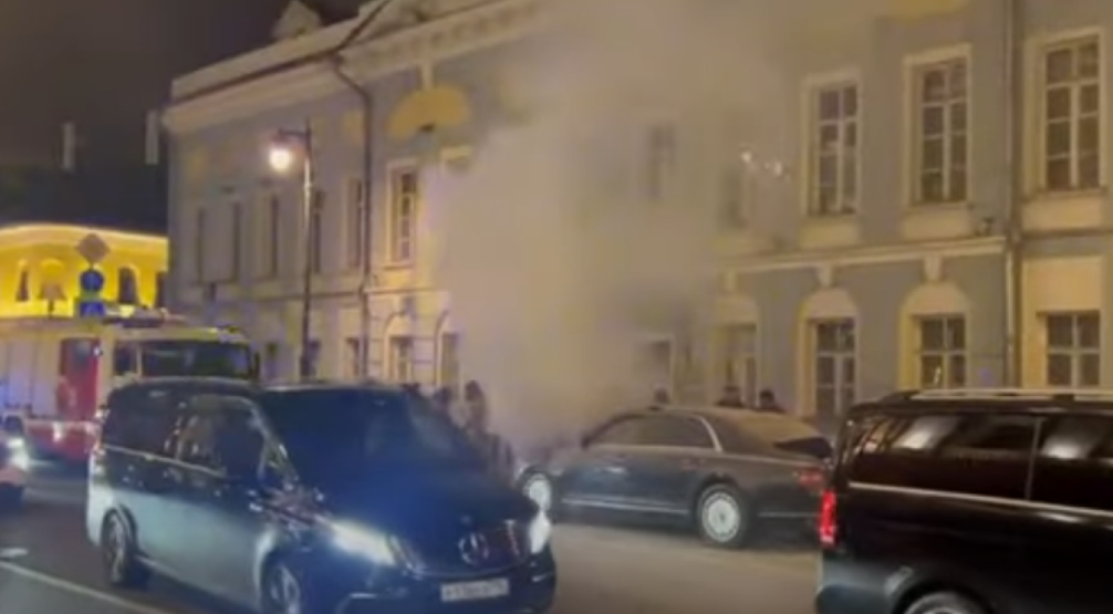 В Москві біля будівлі ФСБ згорів лімузин Aurus Senat: на такому ж їздить Путін