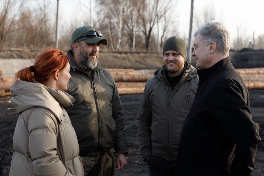 Несмотря на блокировку счетов Порошенко продолжает помогать ВСУ — военный