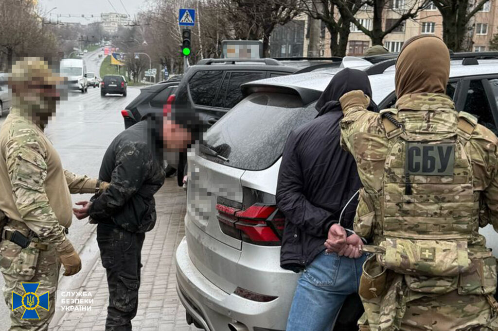 Били молотками та погрожували катуваннями: у Чернівцях затримали рекетира з РФ та його спільників