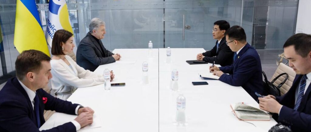 Порошенко обговорив з Послом Китаю стратегію сталого і справедливого миру для України